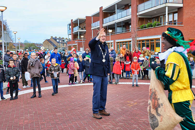 Aankomst van de Sint en zijn Zwarte Pieten in Waarder_013